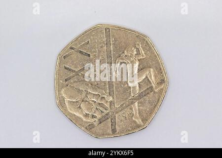 Une pièce de couleur argent de 50 pence représentant des personnages engagés dans des activités sportives. La pièce comporte l'inscription 'XX Commonwealth Games Glasgow 20 Banque D'Images