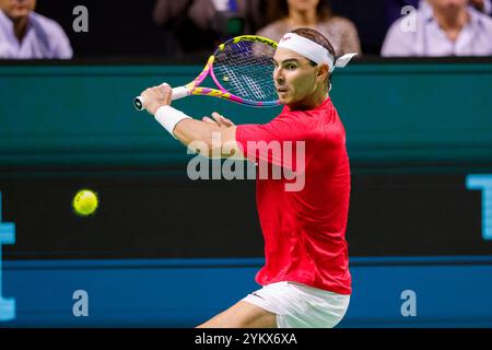 Malaga, Espagne. 19 novembre 2024. MALAGA, ESPAGNE - 19 NOVEMBRE : Rafael Nadal, d'Espagne, joue à rebours lors de la finale de la Coupe Davis au Palacio de Deportes Jose Maria Martin Carpena le 19 novembre 2024 à Malaga, Espagne. (Photo de Jose-Luis Contreras/MB Media/) crédit : MB Media solutions/Alamy Live News Banque D'Images