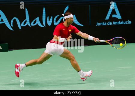 Malaga, Espagne. 19 novembre 2024. MALAGA, ESPAGNE - 19 NOVEMBRE : Rafael Nadal, d'Espagne, joue un avant lors de la finale de la Coupe Davis au Palacio de Deportes Jose Maria Martin Carpena le 19 novembre 2024 à Malaga, Espagne. (Photo de Jose-Luis Contreras/MB Media/) crédit : MB Media solutions/Alamy Live News Banque D'Images