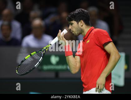 Malaga, Royaume-Uni. 19 novembre 2024. Carlos Alcaraz, d'Espagne, en action lors des quarts de finale de la Coupe Davis 2024 contre Tallon Griekspoor, des pays-Bas, au Palacio de Deportes Jose Maria Martin Carpena Arena à Malaga. Crédit : Isabel Infantes/Alamy Live News Banque D'Images