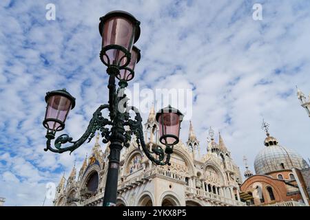 Lampadaire à l'ancienne devant la basilique de Venise, par une journée ensoleillée. Banque D'Images