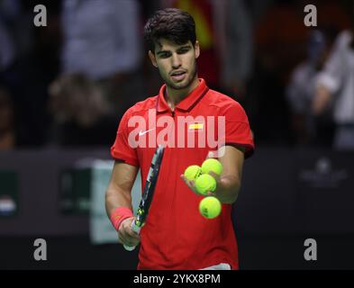 Malaga, Royaume-Uni. 19 novembre 2024. Carlos Alcaraz, d'Espagne, en action lors des quarts de finale de la Coupe Davis 2024 contre Tallon Griekspoor, des pays-Bas, au Palacio de Deportes Jose Maria Martin Carpena Arena à Malaga. Crédit : Isabel InfantesAlamy Live News Banque D'Images