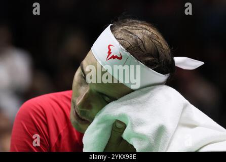 Malaga, Royaume-Uni. 19 novembre 2024. Rafael Nadal, d’Espagne, fait une pause lors des quarts de finale de la Coupe Davis 2024 contre Botic Van de Zandschulp, des pays-Bas, au Palacio de Deportes Jose Maria Martin Carpena Arena à Malaga. Crédit : Isabel Infantes/Alamy Live News Banque D'Images