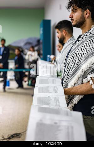 Bakou, Azerbaïdjan. 18 novembre 2024. Des manifestants pro-palestiniens tiennent une feuille imprimée énumérant les noms des Palestiniens morts dans la guerre de Gaza depuis octobre 2023, dans le couloir du stade olympique de Bakou où se tient la COP29. (Crédit image : © Bianca Otero/ZUMA Press Wire) USAGE ÉDITORIAL SEULEMENT! Non destiné à UN USAGE commercial ! Banque D'Images