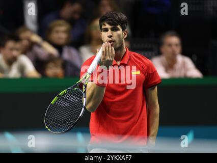 Malaga, Royaume-Uni. 19 novembre 2024. Carlos Alcaraz, d'Espagne, en action lors des quarts de finale de la Coupe Davis 2024 contre Tallon Griekspoor, des pays-Bas, au Palacio de Deportes Jose Maria Martin Carpena Arena à Malaga. Crédit : Isabel Infantes/Alamy Live News Banque D'Images