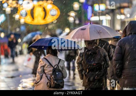 Regenwetter, Passanten mit Regenschirmen, Leerer Weihnachtsmarkt, Essen, NRW, Deutschland, Weihnachtsmarkt Regenwetter *** temps pluvieux, passants avec parapluies, marché de Noël vide, Essen, NRW, Allemagne, marché de Noël temps pluvieux Banque D'Images