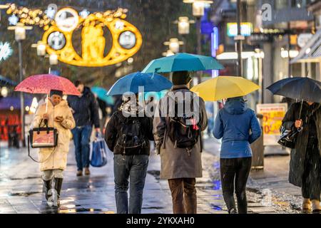 Regenwetter, Passanten mit Regenschirmen, Leerer Weihnachtsmarkt, Essen, NRW, Deutschland, Weihnachtsmarkt Regenwetter *** temps pluvieux, passants avec parapluies, marché de Noël vide, Essen, NRW, Allemagne, marché de Noël temps pluvieux Banque D'Images