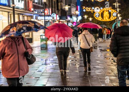 Regenwetter, Passanten mit Regenschirmen, Leerer Weihnachtsmarkt, Essen, NRW, Deutschland, Weihnachtsmarkt Regenwetter *** temps pluvieux, passants avec parapluies, marché de Noël vide, Essen, NRW, Allemagne, marché de Noël temps pluvieux Banque D'Images