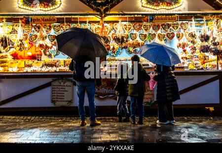 Regenwetter, Passanten mit Regenschirmen, Leerer Weihnachtsmarkt, Essen, NRW, Deutschland, Weihnachtsmarkt Regenwetter *** temps pluvieux, passants avec parapluies, marché de Noël vide, Essen, NRW, Allemagne, marché de Noël temps pluvieux Banque D'Images