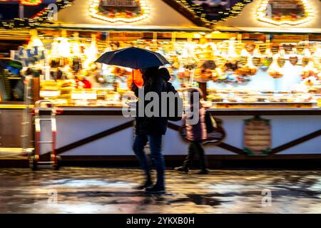 Temps pluvieux, passants avec parapluies, marché de Noël vide, Essen, NRW, Allemagne, Banque D'Images