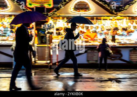 Temps pluvieux, passants avec parapluies, marché de Noël vide, Essen, NRW, Allemagne, Banque D'Images