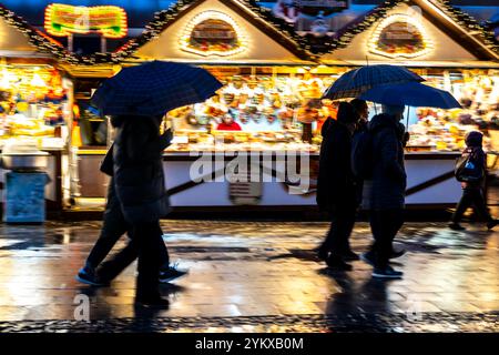 Temps pluvieux, passants avec parapluies, marché de Noël vide, Essen, NRW, Allemagne, Banque D'Images