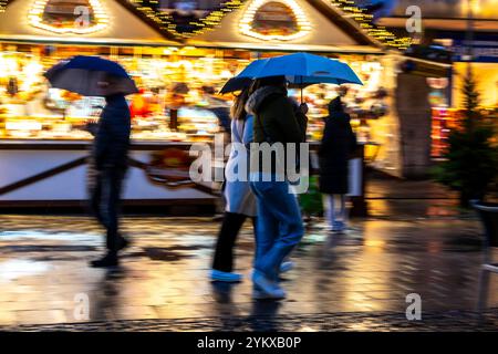 Temps pluvieux, passants avec parapluies, marché de Noël vide, Essen, NRW, Allemagne, Banque D'Images