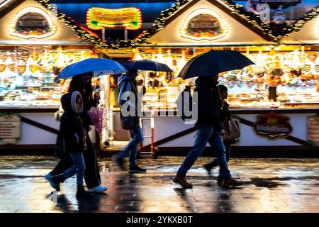 Temps pluvieux, passants avec parapluies, marché de Noël vide, Essen, NRW, Allemagne, Banque D'Images