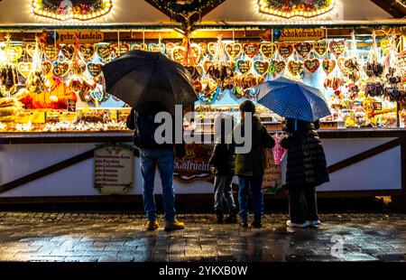 Temps pluvieux, passants avec parapluies, marché de Noël vide, Essen, NRW, Allemagne, Banque D'Images