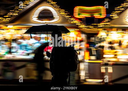 Temps pluvieux, passants avec parapluies, marché de Noël vide, Essen, NRW, Allemagne, Banque D'Images