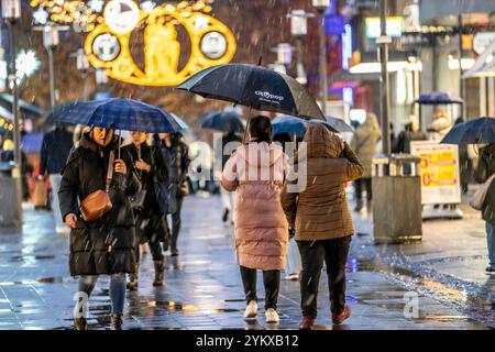 Temps pluvieux, passants avec parapluies, marché de Noël vide, Essen, NRW, Allemagne, Banque D'Images