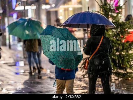 Temps pluvieux, passants avec parapluies, marché de Noël vide, Essen, NRW, Allemagne, Banque D'Images