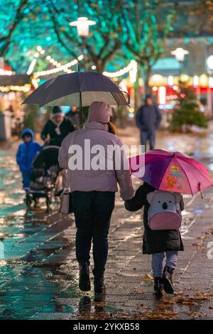 Temps pluvieux, passants avec parapluies, marché de Noël vide, Essen, NRW, Allemagne, Banque D'Images