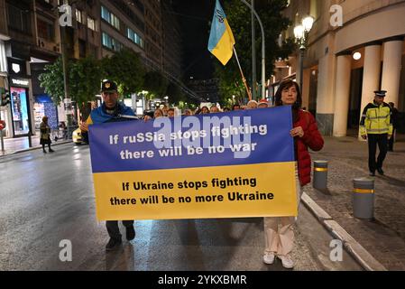 Les Ukrainiens marquent les 1 000 jours depuis l'invasion russe les Ukrainiens tiennent une pancarte alors qu'ils marchent dans le centre d'Athènes pour marquer les 1 000 jours depuis l'invasion de l'Ukraine par les Russes. Athènes Grèce Copyright : xNicolasxKoutsokostasxNicolasxKoutsokostasx DSC 202411190168 Banque D'Images