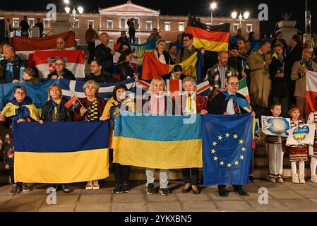 Les Ukrainiens marquent les 1 000 jours depuis l'invasion russe les Ukrainiens et leurs partisans se tiennent devant le Parlement grec brandissant des drapeaux pour marquer les 1 000 jours depuis l'invasion de l'Ukraine par les Russes. Athènes Grèce Copyright : xNicolasxKoutsokostasxNicolasxKoutsokostasx DSC 202411190378 Banque D'Images