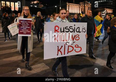 Les Ukrainiens marquent 1 000 jours depuis l'invasion russe les Ukrainiens vivant en Grèce marchent dans le centre d'Athènes pour marquer 1 000 jours depuis l'invasion de l'Ukraine par les Russes. Athènes Grèce Copyright : xNicolasxKoutsokostasxNicolasxKoutsokostasx DSC 202411190076 Banque D'Images