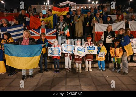 Les Ukrainiens marquent les 1 000 jours depuis l'invasion russe les Ukrainiens et leurs partisans se tiennent devant le Parlement grec brandissant des drapeaux pour marquer les 1 000 jours depuis l'invasion de l'Ukraine par les Russes. Athènes Grèce Copyright : xNicolasxKoutsokostasxNicolasxKoutsokostasx DSC 202411190330 Banque D'Images