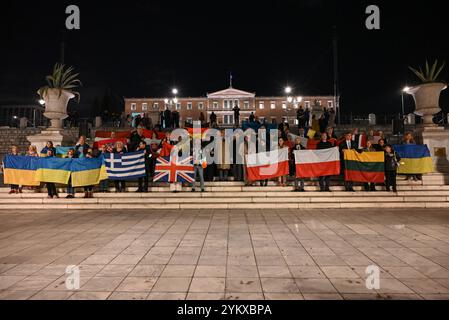 Les Ukrainiens marquent les 1 000 jours depuis l'invasion russe les Ukrainiens et leurs partisans se tiennent devant le Parlement grec brandissant des drapeaux pour marquer les 1 000 jours depuis l'invasion de l'Ukraine par les Russes. Athènes Grèce Copyright : xNicolasxKoutsokostasxNicolasxKoutsokostasx DSC 202411190253 Banque D'Images