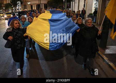 Les Ukrainiens marquent les 1 000 jours depuis l'invasion russe les Ukrainiens tiennent le drapeau ukrainien géant alors qu'ils marchent dans le centre d'Athènes pour marquer les 1 000 jours depuis l'invasion de l'Ukraine par les Russes. Athènes Grèce Copyright : xNicolasxKoutsokostasxNicolasxKoutsokostasx DSC 202411190226 Banque D'Images