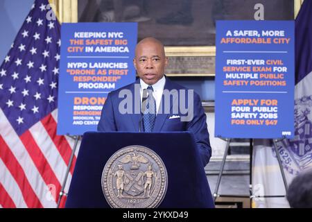 NY, États-Unis. 20 novembre 2024. NEW YORK, NY - 19 NOVEMBRE : le maire de New York, Eric Adams, tient un point de presse en personne à l'hôtel de ville, soulignant des questions cruciales telles que la sécurité publique, les réformes policières et les progrès en matière d'éducation. Le maire Adams a renforcé l'accent mis par son administration sur le renforcement de la confiance, la promotion de la transparence et la conduite de changements percutants dans la ville. (Crédit image : © Luiz Rampelotto/ZUMA Press Wire) USAGE ÉDITORIAL SEULEMENT! Non destiné à UN USAGE commercial ! Banque D'Images