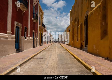 Plan de rue de Campeche, mettant en valeur ses façades colorées et vibrantes Banque D'Images