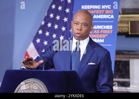 NY, États-Unis. 20 novembre 2024. NEW YORK, NY - 19 NOVEMBRE : le maire de New York, Eric Adams, tient un point de presse en personne à l'hôtel de ville, soulignant des questions cruciales telles que la sécurité publique, les réformes policières et les progrès en matière d'éducation. Le maire Adams a renforcé l'accent mis par son administration sur le renforcement de la confiance, la promotion de la transparence et la conduite de changements percutants dans la ville. (Crédit image : © Luiz Rampelotto/ZUMA Press Wire) USAGE ÉDITORIAL SEULEMENT! Non destiné à UN USAGE commercial ! Banque D'Images