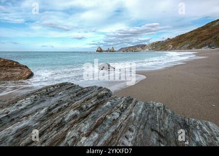 Plage de sable grossier et rochers érodés sur la côte de Loiba à Espasante Coruna Galice Banque D'Images