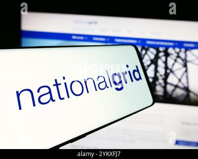 Allemagne. 15 août 2024. Dans cette illustration photo, un téléphone portable avec le logo de la société britannique de services publics National Grid plc est vu devant le site Web de l'entreprise. (Crédit image : © timon Schneider/SOPA images via ZUMA Press Wire) USAGE ÉDITORIAL SEULEMENT ! Non destiné à UN USAGE commercial ! Banque D'Images