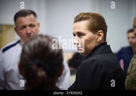 Kiev, Ukraine. 19 novembre 2024. Le premier ministre danois mette Frederiksen, à droite, rend visite à un soldat blessé dans un hôpital militaire ukrainien, le 19 novembre 2024 à Kiev, en Ukraine. Crédit : Présidence ukrainienne/Bureau de presse présidentiel ukrainien/Alamy Live News Banque D'Images