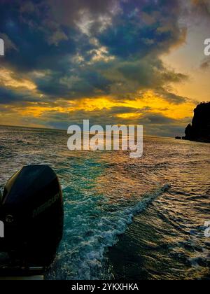 Couchers de soleil de Lucia : où le ciel rencontre la mer dans une Symphonie de couleurs Banque D'Images