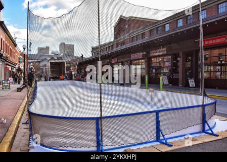 Ottawa, Canada - 19 novembre 2024 : les travailleurs sont occupés à installer la nouvelle patinoire synthétique sur la rue William dans le marché Byward. La patinoire mesurera 16 x 88 pieds et sera ouverte pour le patinage le 22 novembre. Ottawa est connue pour avoir la plus longue patinoire au monde, sur le canal Rideau, mais les jours considérés comme sûrs pour patiner sur le canal ont diminué en raison du changement climatique. Banque D'Images