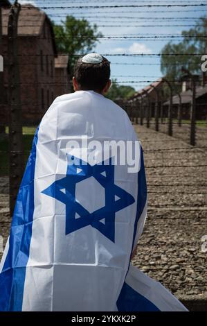 Jude avec le drapeau israélien dans le camp de concentration nazi allemand Auschwitz Birkenau Banque D'Images