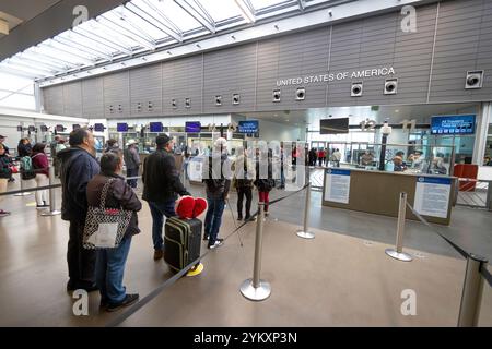 Des piétons arrivant du Mexique font la queue pour être inspectés au port d'entrée de San Ysidro Land à San Diego, en Californie, le 25 octobre 2023. Photo CBP de Jerry Glaser. Banque D'Images