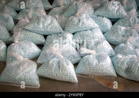 Des pilules de fentanyl saisies par les agents des douanes et de la protection des frontières des États-Unis au port de Mariposa à Nogales, en Ariz. Les pilules, ainsi que la poudre de fentanyl, l'héroïne noire de goudron et les méthamphétamines ont été dissimulées dans la roue de secours d'un véhicule qui tentait d'entrer aux États-Unis en provenance du Mexique, le 6 novembre 2023. Photo CBP de Jerry Glaser. Banque D'Images