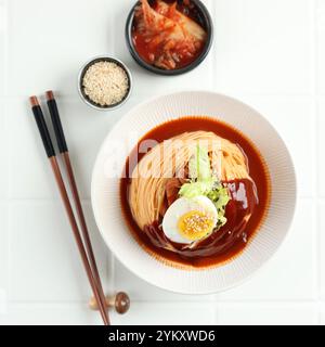 Vue de dessus nouilles froides coréennes avec oeuf ou Bibim Guksu, style coréen Banque D'Images