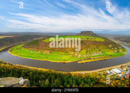 L'Elbe serpente à travers des paysages verdoyants vus depuis la forteresse de Konigstein en Saxe, soulignant la beauté naturelle de la région sous un ciel lumineux. Banque D'Images