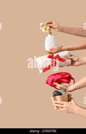 Mains féminines avec fournitures de spa sur fond beige. Célébration de la Saint-Valentin Banque D'Images