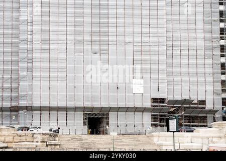 Rome, Italie - 14 novembre 2024 : entrée au Palais de Justice sous échafaudage pour restauration Banque D'Images