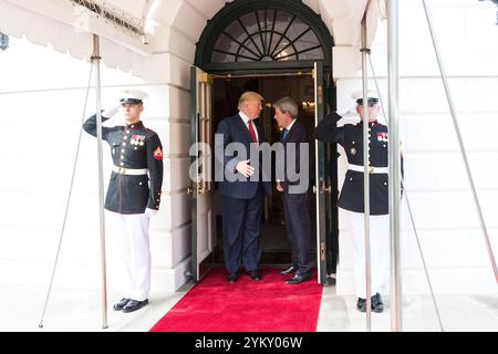 Le président Donald Trump fait ses adieux au Premier ministre italien Paolo Gentiloni, jeudi 20 avril, 2017, à l'entrée du portique sud la Maison Blanche à Washington, D.C. (Official White House Photo by Shealah Craighead) Banque D'Images