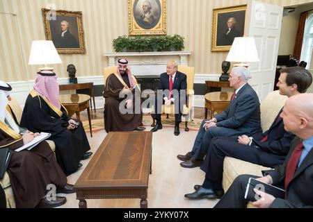 Le président Donald Trump rencontre Mohammed ben Salmane, Prince héritier adjoint d’Arabie saoudite, et des membres de sa délégation, mardi 14 mars 2017, dans le bureau ovale de la Maison Blanche à Washington, DC (photo officielle de la Maison Blanche par Shealah Craighead) Banque D'Images