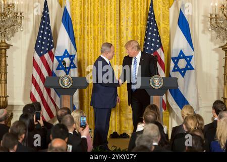 Le président Donald Trump et le Premier ministre israélien Benjamin Netanyahu se serrer la main au cours de leur conférence de presse commune, le mercredi 23 février, 15, 2017, dans l'East Room de la Maison Blanche à Washington, D.C. (Official White House Photo by Leslie N. Emory) Banque D'Images