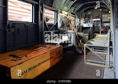 Intérieur d'un avion de transport allemand Junkers Ju 52/3m de la Luftwaffe utilisé pour transporter des troupes vers la Norvège en avril 1940, avec un soldat factice Banque D'Images