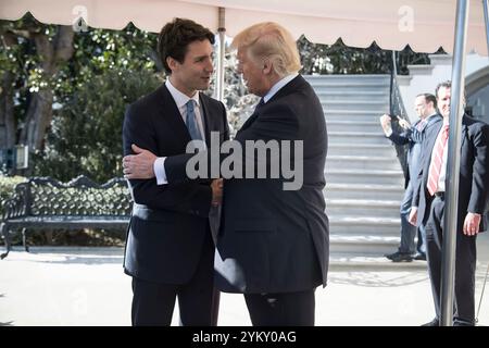 Le président Donald Trump fait ses adieux au premier ministre du Canada, Justin Trudeau, le lundi, le 13 février 2017, à l'portique sud de la Maison Blanche à Washington, D.C. (Official White House Photo by Shealah Craighead) Banque D'Images