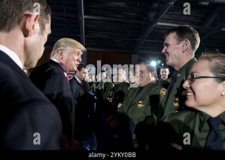 Le président Donald J. Trump accueille les membres de l'auditoire après la prestation de commentaires au Ministère de la Sécurité intérieure (DHS) à Washington, D.C., le mercredi, Janvier 25, 2017. Officiel de la Maison Blanche (photo par Shealah Craighead) Banque D'Images